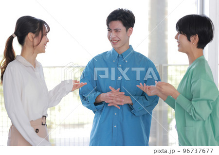 和やかに立ち話する3人のクリエイター_1 96737677