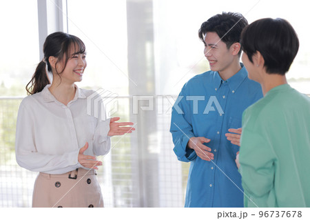 笑顔で話す女性クリエイター_1 96737678