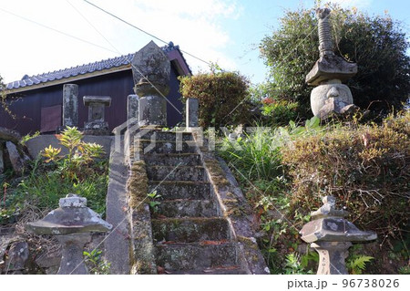 国東市 宝積寺の国東塔と妙経五千部供養塔 国東市 宝積寺の国東塔と妙経五千部供養塔 96738026