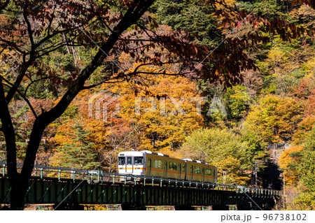 【高山本線】飛騨川沿いを走行する普通列車 96738102