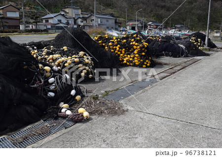 漁港に置かれた漁師の漁具 96738121