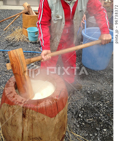 田舎の餅つき大会 年末年始の行事 餅と臼と杵 田舎の餅つき大会 年末年始の行事 餅と臼と杵 96738372