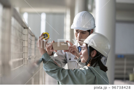 現場調査をする若い男女のエンジニア 現場調査をする若い男女のエンジニア 96738428