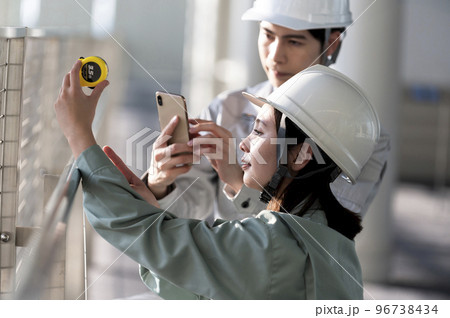 現場調査をする若い男女のエンジニア 現場調査をする若い男女のエンジニア 96738434