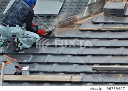 防災瓦への交換工事　素材　背景 96739407