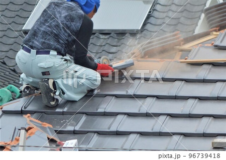 防災瓦への交換工事　素材　背景 96739418