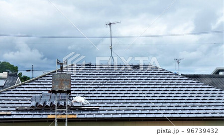 防災瓦への交換工事　素材　背景 96739432