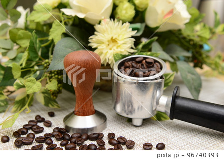 コーヒー豆とタンパー 96740393