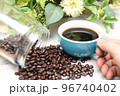 コーヒー豆とカップ 96740402