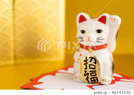 招き猫　金運アップの写真素材 96741330