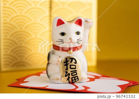 招き猫　金運アップの写真素材 96741332