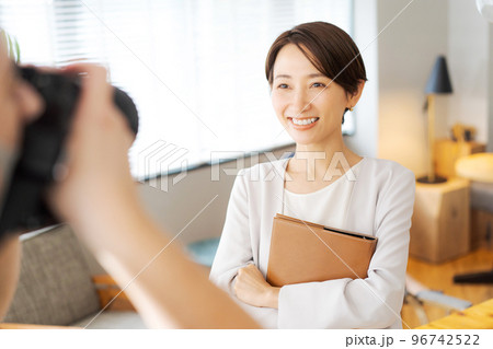 女性モデルの撮影シーン 96742522