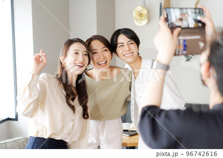 写真を撮る女性たち 写真を撮る女性たち 96742616