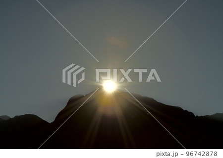 北杜市白州町、甲斐駒ケ岳山頂に沈む太陽 96742878