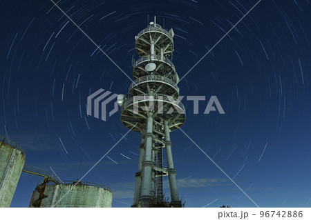 電波塔のバックで北の星空がグルグル、宇宙人と交信ているような感じ。 96742886