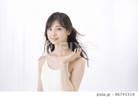 若い女性　ヘアケア　ビューティーイメージ 96743319