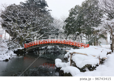 雪の降る朝の赤 雪に覆われた森の向こうの赤い空の写真 – Unsplashの雪の無料画像