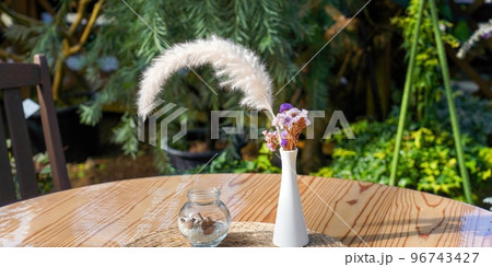 パンパスグラスとドライフラワーのフラワーアレンジメント パンパスグラスとドライフラワーのフラワーアレンジメント 96743427