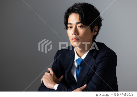 スーツの男性　 96743615