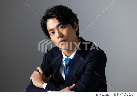 スーツの男性　 96743616