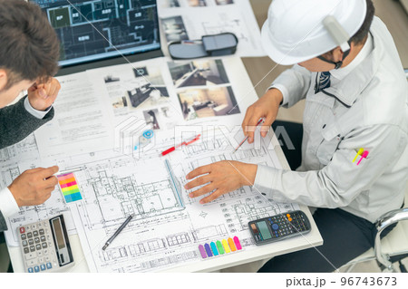 コスト削減の設計変更を提案する現場代理人　工事監理者　一級建築士　ミーティング　建設現場　トラブル 96743673