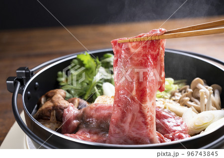 すき焼き 調理中 すき焼き 調理中 96743845