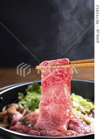 すき焼き　調理中 96743852