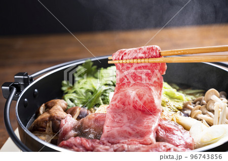 すき焼き 調理中 すき焼き 調理中 96743856