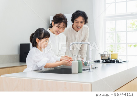 手を洗う家族 96744113