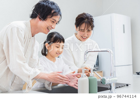 手を洗う家族 手を洗う家族 96744114