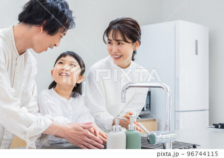手を洗う家族 手を洗う家族 96744115