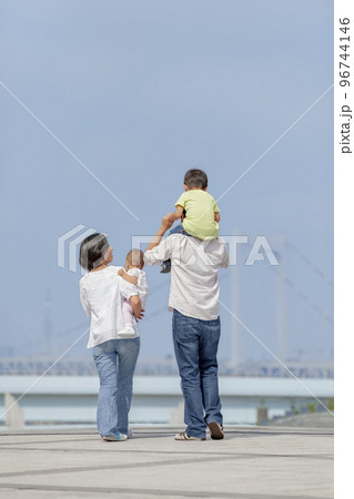 遊歩道を歩く4人家族の後ろ姿 遊歩道を歩く4人家族の後ろ姿 96744146