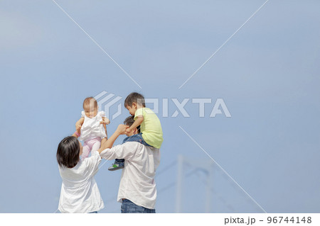 遊歩道を歩く4人家族 96744148