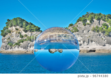 【円月島 (水晶玉)】 和歌山県西牟婁郡白浜町 96744380