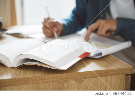 在宅ワーク・シェアオフィス・勉強をする男性 96744410