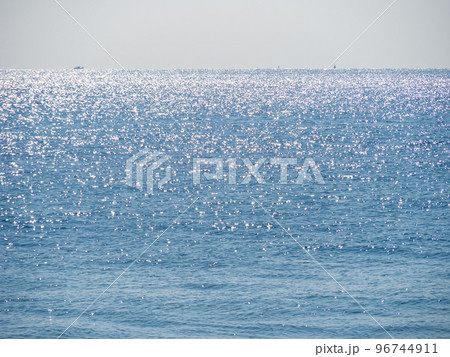 日光を反射してキラキラ煌めく海。 日光を反射してキラキラ煌めく海。 96744911