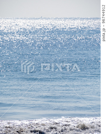 日光を反射してキラキラ煌めく海。 日光を反射してキラキラ煌めく海。 96744912