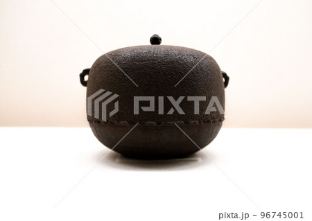 侘び寂びを感じる茶道の道具、茶釜 96745001