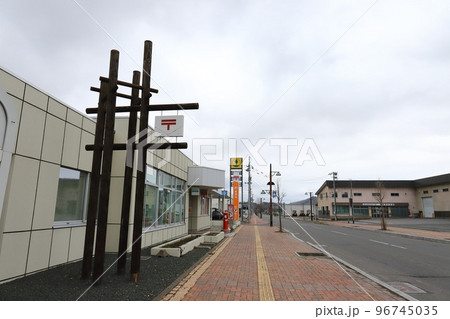 北海道　置戸　丸ポストのある風景（置戸郵便局） 96745035