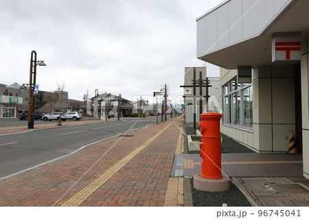 北海道　置戸　丸ポストのある風景（置戸郵便局） 96745041
