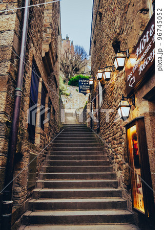 モン・サン・ミッシェル　参道脇の路地 96745052