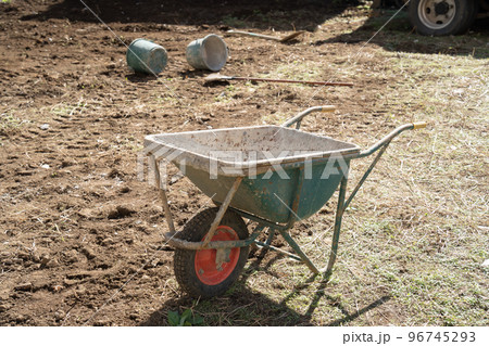 一輪車　土木作業イメージ 96745293