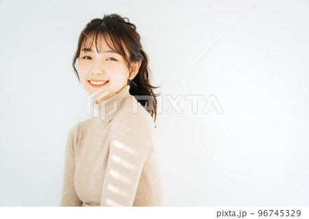 タートルネックのニットを着た女性 タートルネックのニットを着た女性 96745329