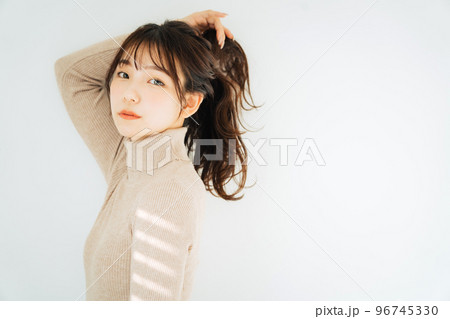 タートルネックのニットを着た女性 96745330