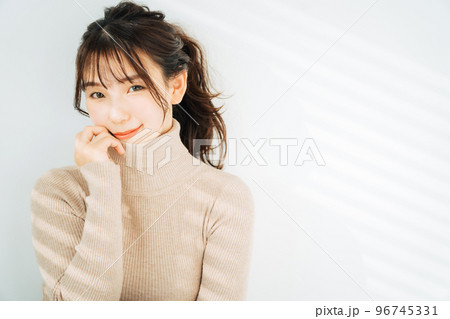タートルネックのニットを着た女性 96745331