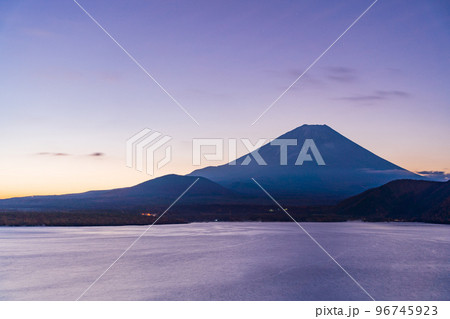 (山梨県)本栖湖から望む富士山 夜明け前 (山梨県)本栖湖から望む富士山 夜明け前 96745923