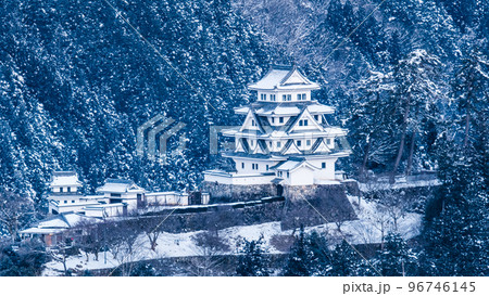 冬の郡上八幡城 96746145