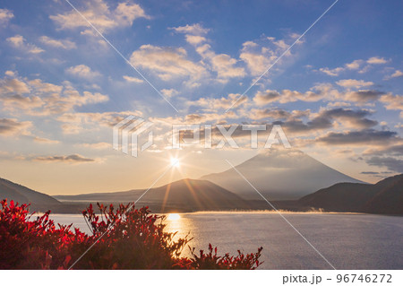 （山梨県）本栖湖から望む富士山　日の出 96746272