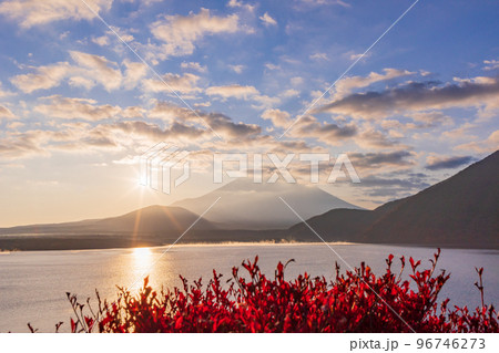 （山梨県）本栖湖から望む富士山　日の出 96746273