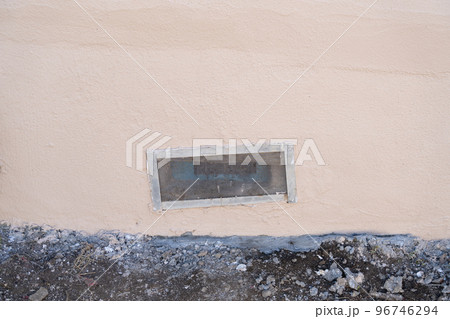 古い住宅の床下通気口 96746294